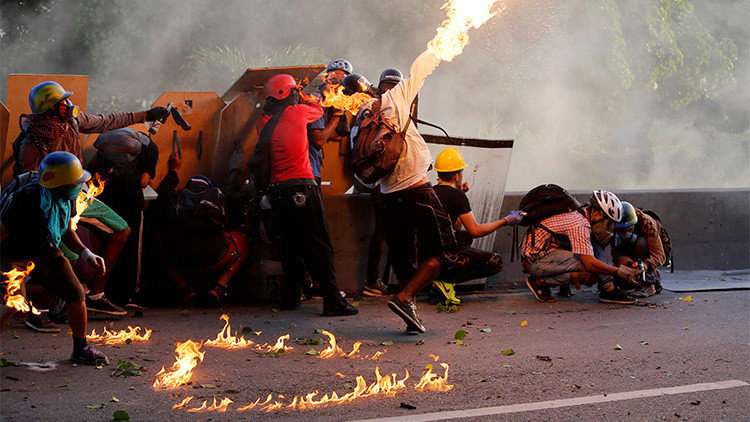 Video, fotos: Grupos violentos de la oposición queman convoy de la Guardia Nacional en Venezuela