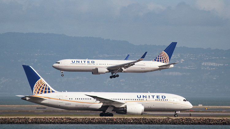 Un piloto de United Airlines practica una catastrófica cirugía a una mujer transexual