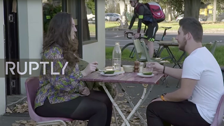 Así se prepara el 'avo-latte's', el café servido en aguacate que se hizo viral (Video)