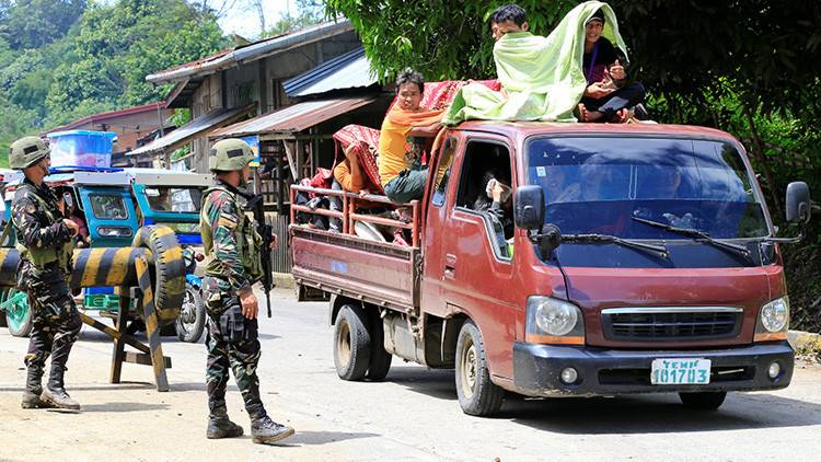 Hombres armados toman como rehenes a un sacerdote y a varios fieles en Filipinas