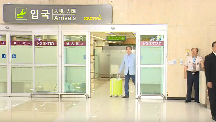 VIDEO: El arrogante gesto de un político con su sirviente genera indignación en Corea del Sur
