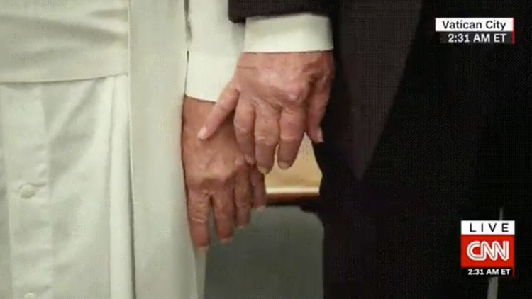 Broma viral: 'A Trump no le da la mano ni el papa' (VIDEO)