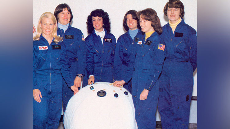 La NASA planeaba rescatar a astronautas en una 'pelota de playa' (Fotos)