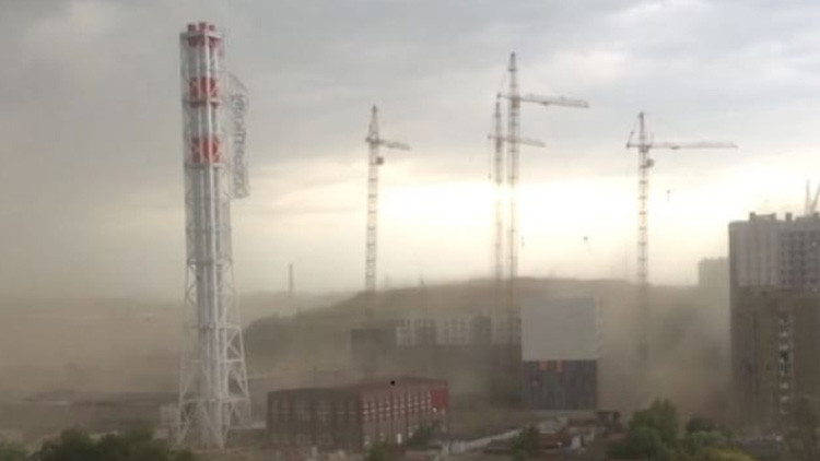 VIDEO: Cae una grúa torre en Moscú por la mortal racha de viento huracanado