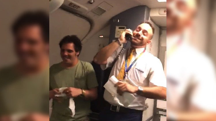 Un azafato versiona 'Despacito' para vender cosas a bordo