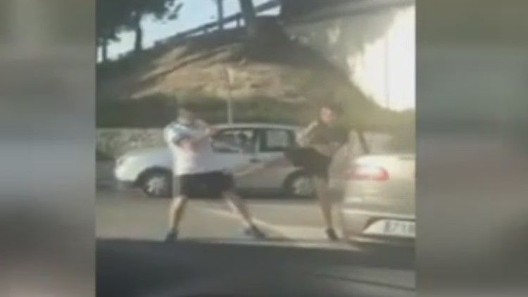 La extraña pelea al estilo Mortal Kombat protagonizada por dos hombres que bloqueó el tráfico
