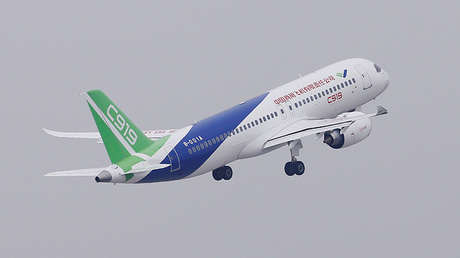 VIDEO: El primer avión comercial de pasajeros chino de tamaño medio se estrena en el aire