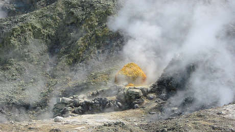 Azufre en un cráter de Solfatara, en los Campos Flégreos, Italia.