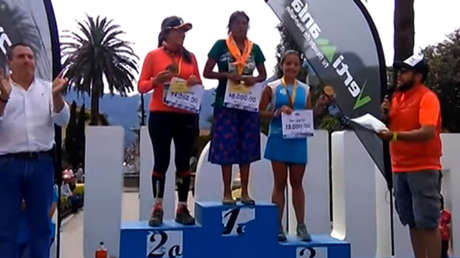 Una mujer tarahumara gana una ultramaratón en México con falda y sandalias