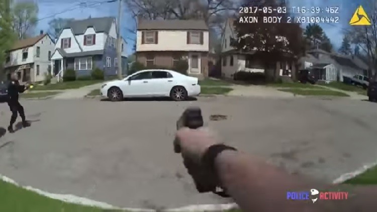 EE.UU.: Un joven de 18 años muere en un tiroteo con la Policía (VIDEO)