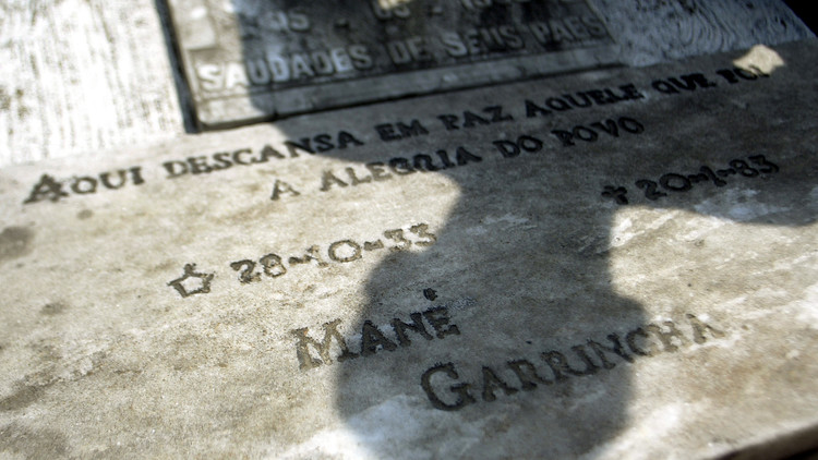 Desaparecen los restos del astro del fútbol brasileño Garrincha