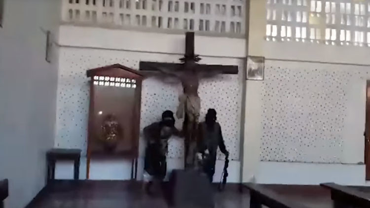VIDEO: El Estado Islámico destruye e incendia una iglesia católica en Filipinas