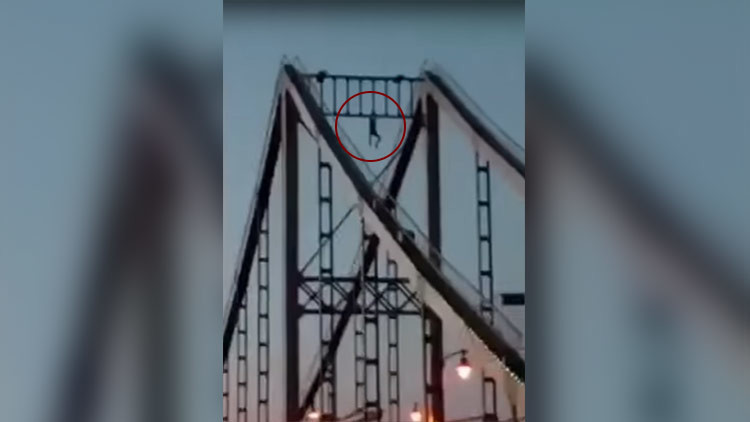 Joven cae de un puente cuando trataba de hacer un truco (VIDEO +18)