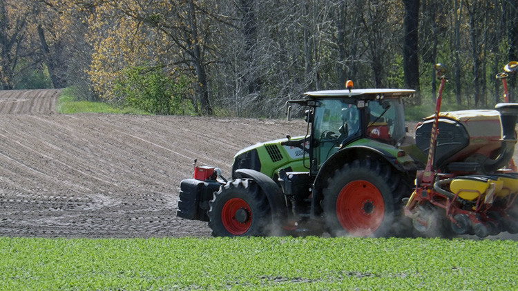 Un perro pone en marcha un tractor y mata a un granjero millonario