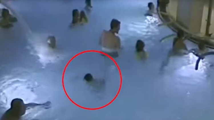 FUERTE VIDEO: Un niño casi se ahoga en una piscina ante la aterradora indiferencia de la multitud