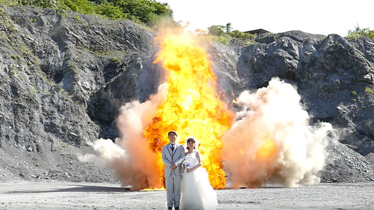 Video: Un matrimonio japonés celebra su boda con una sesión 'pirográfica'