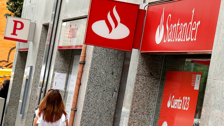 "Puedo comprar un condón": las redes se burlan de la venta de un banco español por 1 euro