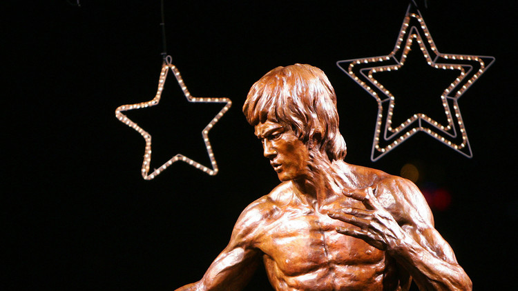 Ojos vendados y flexiones a 2 dedos: Bruce Lee muestra sus habilidades 'sobrehumanas' (INÉDITO)