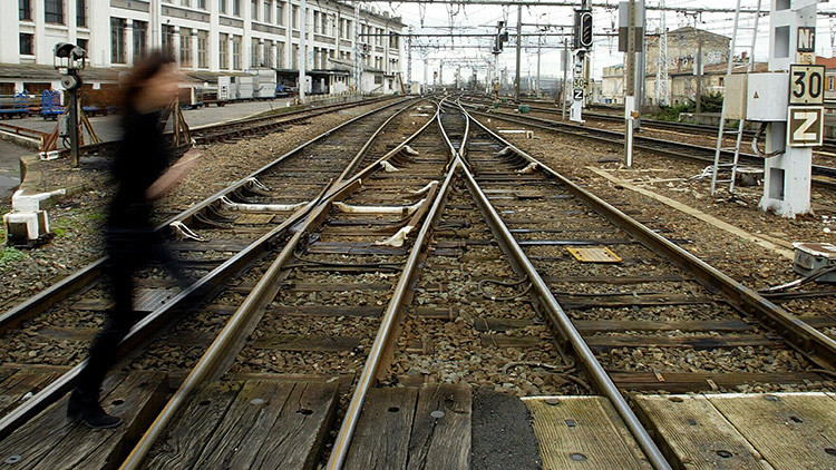 Un hombre ata a su esposa a las vías del tren el día de su cumpleaños y ambos mueren arrollados