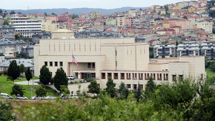 Un hombre dice portar una bomba y amenaza con explotarse cerca del consulado de EE.UU. en Estambul