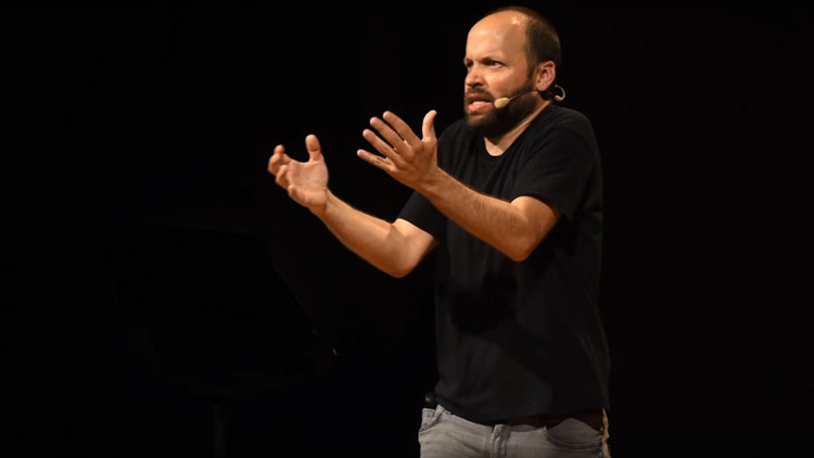 "¿Nos está escuchando Putin?": Entrevistamos al humorista Miguel Noguera entre ruidos extraños