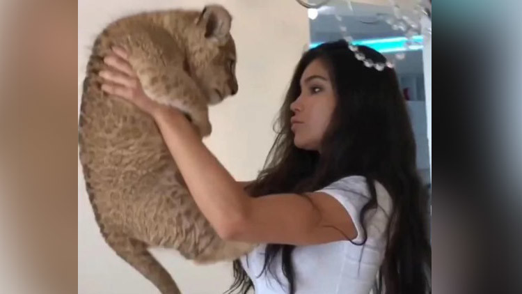 Una modelo levanta al 'Rey León', pero algo sale mal