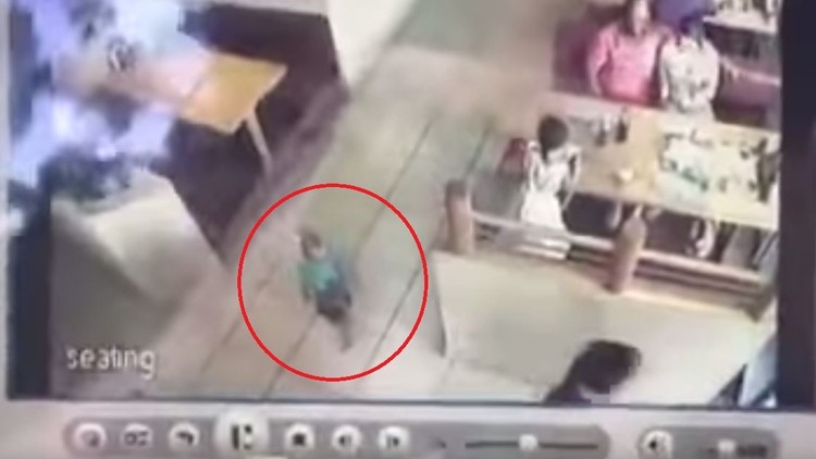 Impactante video: secuestran a un niño a pocos metros de sus padres