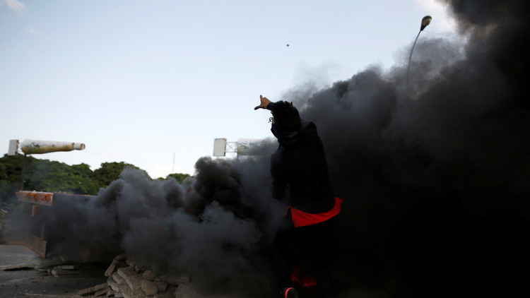 Queman camiones frente a una base militar durante una protesta 'pacífica' de la oposición venezolana