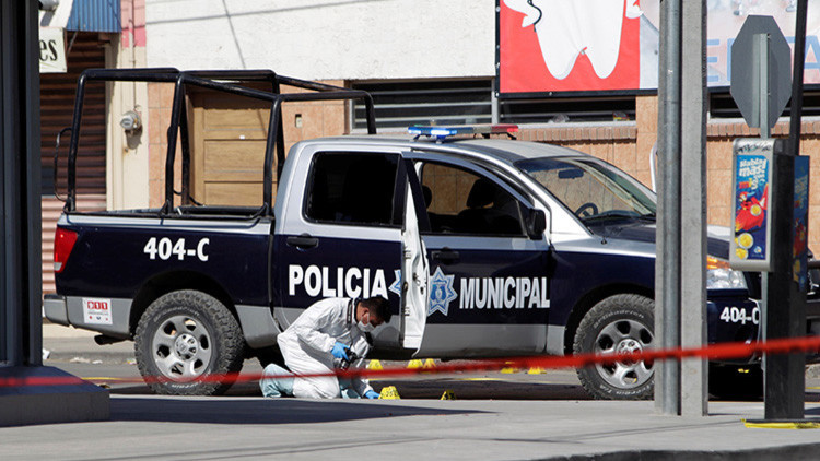 Un hombre degüella a su exnovia en un concurrido centro comercial (Video)