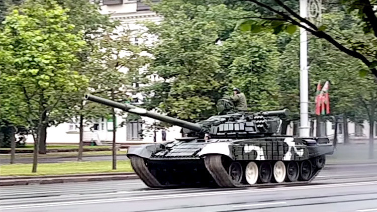 Video: Un tanque derriba un poste de luz en plena calle en Minsk