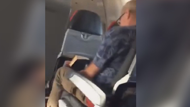 Video: Un fallo técnico en pleno vuelo convierte un avión de AirAsia en una 'lavadora'