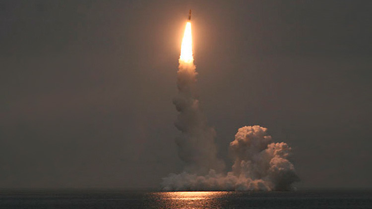 Un submarino estratégico ruso lanza un misil balístico intercontinental