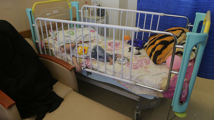 La desgarradora foto del último deseo de un niño a su padre antes de morir conmueve a la Red