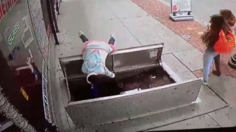 Una mujer sufre graves heridas al caer a un sótano por caminar distraída con su teléfono (Video)