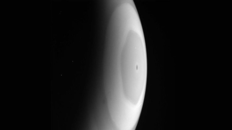 FOTOS: La sonda Cassini capta raras imágenes de la tormenta conocida como hexágono de Saturno