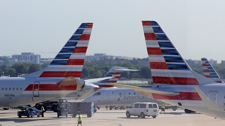 EE.UU.: Un avión de United Airlines aterriza con el motor en llamas en el aeropuerto de Denver