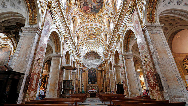 A la mayor gloria de Dios: La inusual forma de atraer devotos a una iglesia italiana