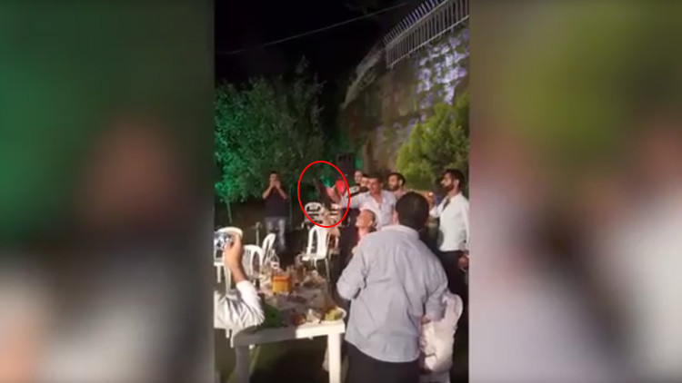 Video: Un novio dispara al fotógrafo de su boda tras perder el control de una AK-47 en Líbano