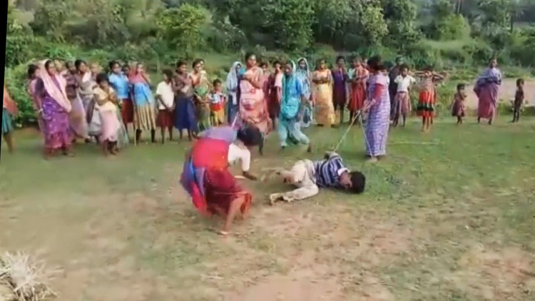 Mamás vengadoras: Varias mujeres apalean a un presunto pederasta violador (VIDEO)