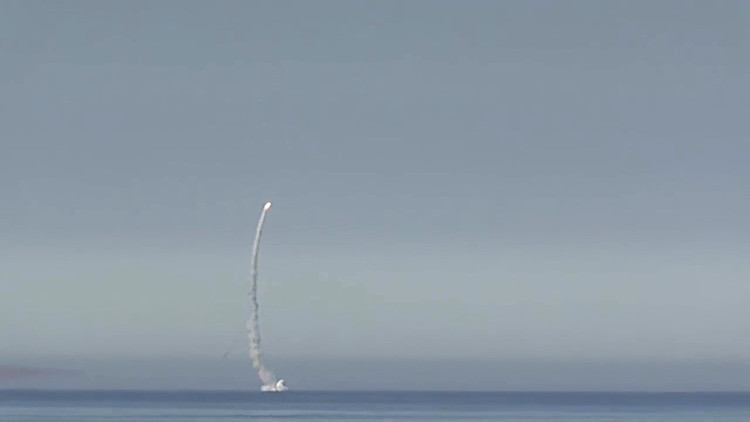 El submarino ruso Smolensk destruye un 'buque enemigo' en el mar de Barents