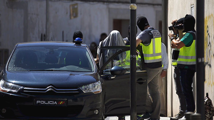 Detienen a seis ultras en Madrid por grabar a fuego una esvástica en la mano de una menor