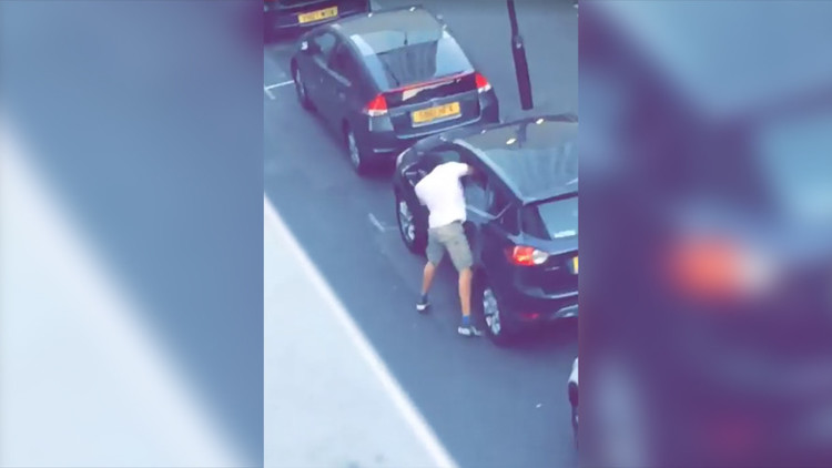 VIDEO: Asalta con un cuchillo y pasamontañas a un conductor y se da a la fuga en Londres