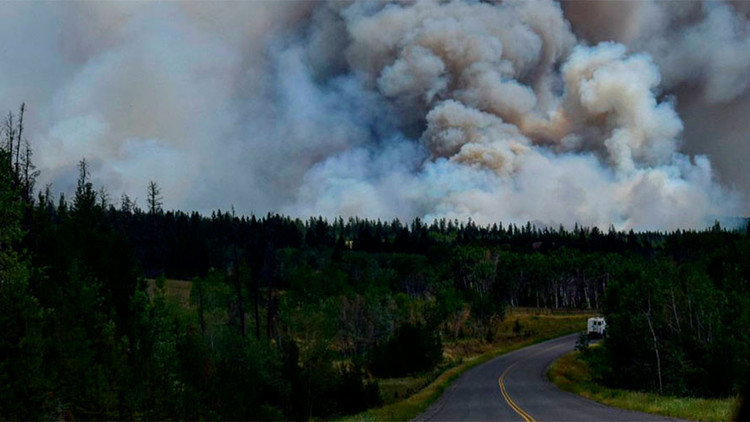 Video: Por poco quedan atrapados en un incendio forestal de Canadá