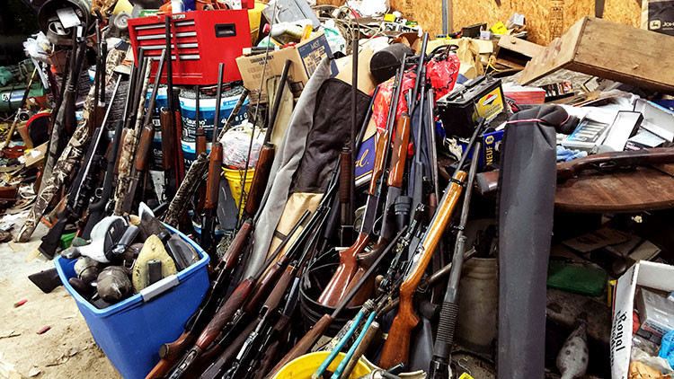 Un mexicano renta su casa y sus inquilinos lo usan para montar un arsenal de armas
