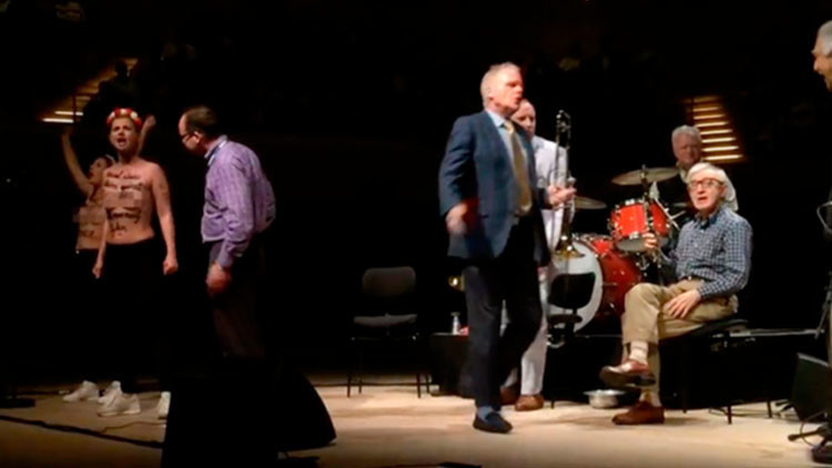 VIDEO: Activistas de Femen irrumpen en un concierto de Woody Allen en Alemania