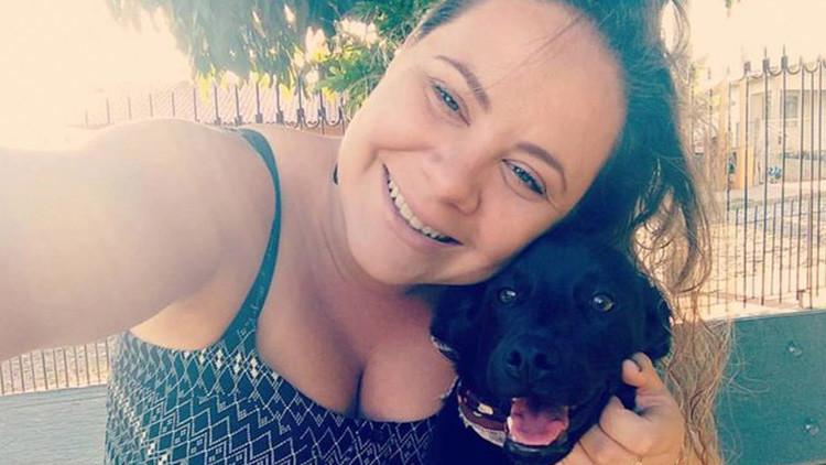 La foto de un cachorro que comparte su manta con un perro callejero sacude las redes