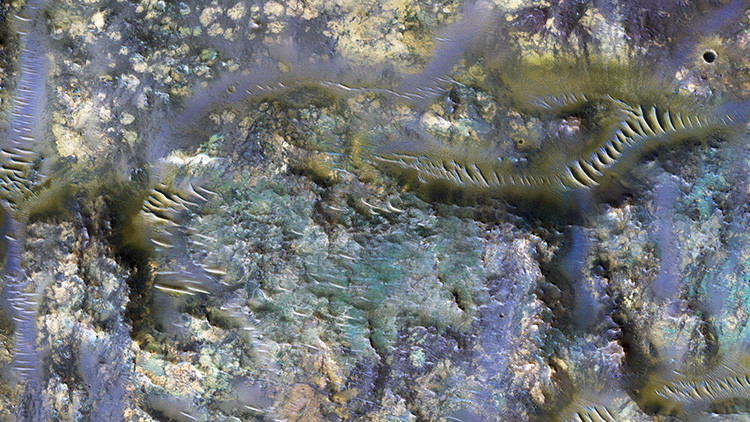 Una nueva imagen revela impresionantes 'gusanos' en un cráter de Marte