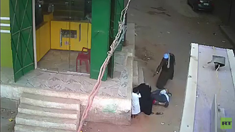 FUERTES IMÁGENES: Un egipcio mata de 12 disparos a su hijo cuando protegía a su madre