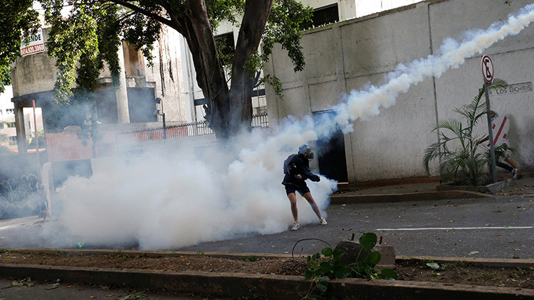 FUERTES IMÁGENES: Queman a dos hombres señalados de chavistas en una protesta opositora en Venezuela
