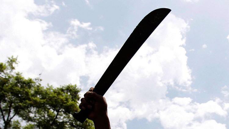 VIDEO: Un hombre ataca a otro con un machete en una pelea callejera en Nueva York